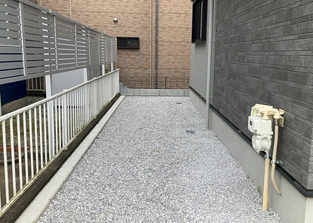 【庭】庭があることでガーデニングや家庭菜園はもちろん、こどもの遊び場やペットを放して遊ぶことができます。また、家の周囲に余裕があるということです。隣地との間があれば、十分な日当たりと、風通しが確保できます。