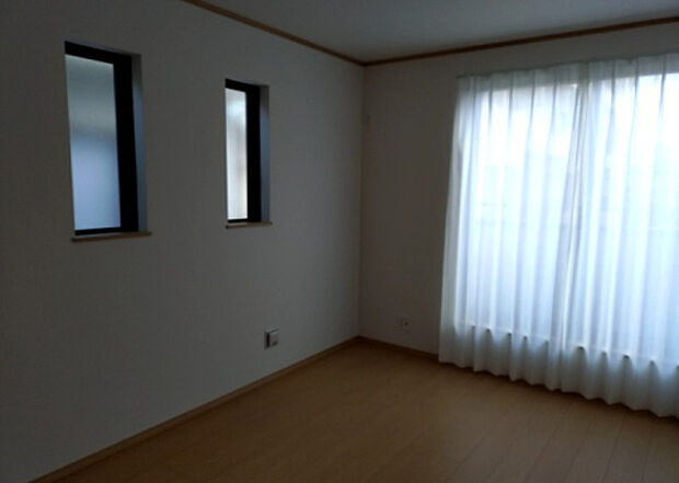 【洋室】洋室のメリットは重い家具が置きやすく、身の回りが整理しやすいことです。 床がフローリングのため畳とは異なり凹みにくいです。 クローゼットなど収納が豊富で、普段使わない旅行カバンや服の整頓も簡単にです。