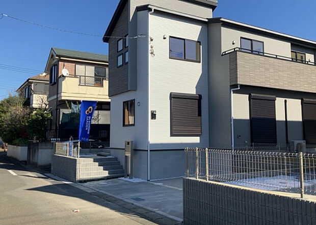 【前面道路含む現地写真_2】お持ちの車種によっては前面道路が広い方が便利でしょう。しかし、前面道路が広ければその分交通量が多くなるため、騒音などが気になる場合があります。実際に現地を見学し、周辺交通量や騒音などを確認しましょう!