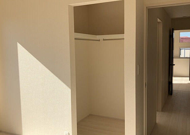 【ウォークインクローゼット】ウォークインクローゼットがあれば、クローゼット内でコーディネートが完成できますし、季節の変わり目に行う衣替えの手間も省けます。また、スーツケースなど大きいものもしまうことができ使い勝手がよいです。