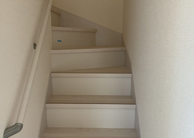 【内装】建物の上下階の通路である階段は、その位置によって動線や室内の印象が大きく左右されます。手摺にも重要な役割があり、転倒の防止・歩行や動作を円滑にして日常生活を支えることを主な目的として設置されています。