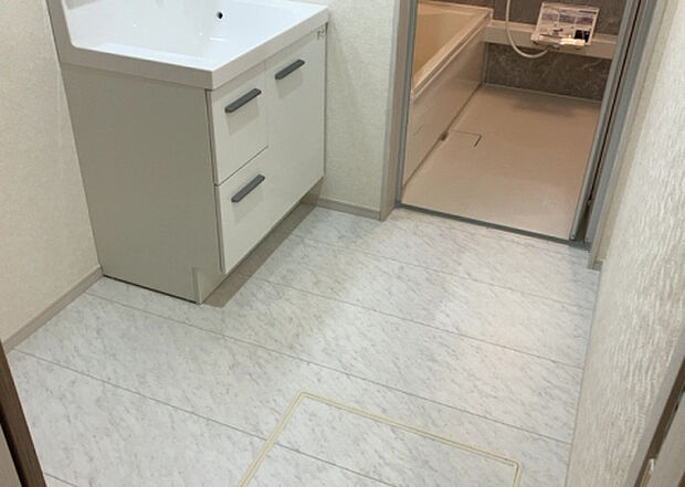 【脱衣場】多くの戸建て住宅で見かける洗面脱衣所は、洗面台と洗濯機が2畳ほどのスペースに並べられていて、洗面所が脱衣所を兼ね備えている間取りが一般的です。お客様が利用することもある、パブリックな空間でもあります。