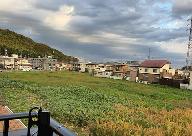 【物件からの展望】眺望を気にして物件を探す場合、前面に建物が建っていないか現地で確認しましょう!前面に建物があると景色はもちろん、日当たりや風通しにも影響が出てきます。住んだ時のことを想像しながら現地見学をしましょう。