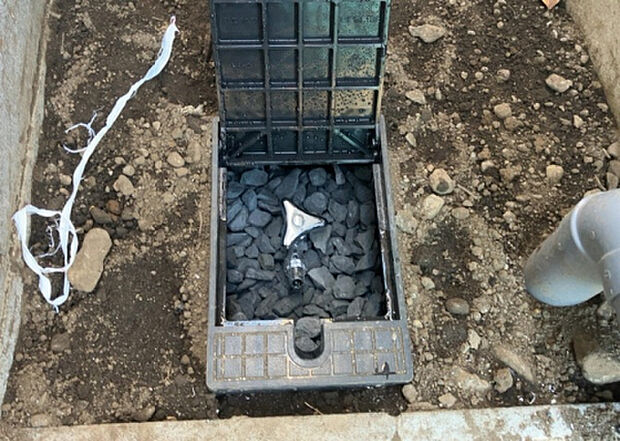 【その他設備】敷地内には、散水栓や立水栓があります。水道水を直接利用できるため、水を運ぶ手間を省くことが出来ます。大量の水を必要とする洗車作業や清掃などに役立ちます。その他設備とあわせて、現地でご確認ください。