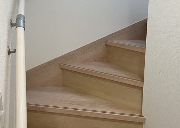 【内装】建物の上下階の通路である階段は、その位置によって動線や室内の印象が大きく左右されます。手摺にも重要な役割があり、転倒の防止・歩行や動作を円滑にして日常生活を支えることを主な目的として設置されています。