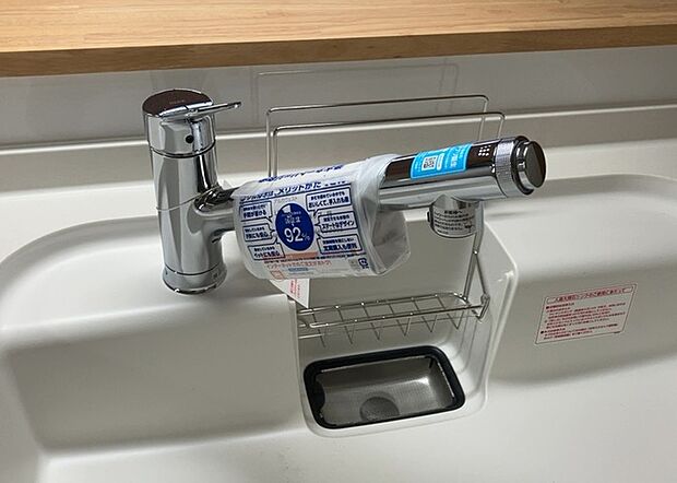 【キッチン水栓】キッチン水栓は、毎日必ず使うものだからこそ、使いやすさが重要です。シャワーヘッドの切り替えがスムーズか、吐水量が調節できるか、水しぶきが飛び散りにくい構造か、浄水機能が付いているかなど、日々の家事を快適にするための機能が数多くあります。また、デザインも多種多様なので、キッチン全体の雰囲気に合わせたものを選ぶことができます。