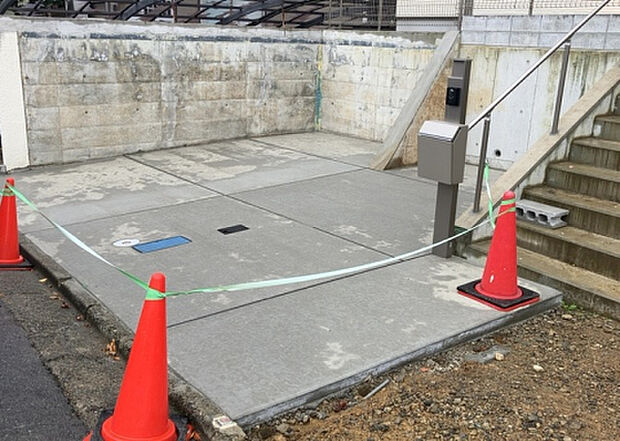 【駐車場】駐車場と明記されていても、最小スペースでつくられた駐車場だと大型車は駐車できなかったり、出入りしにくくなったりする可能性があります。お車のサイズと購入したい物件の駐車場のサイズを現地で確認しましょう。