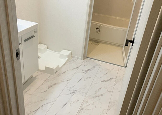 【脱衣場】多くの戸建て住宅で見かける洗面脱衣所は、洗面台と洗濯機が2畳ほどのスペースに並べられていて、洗面所が脱衣所を兼ね備えている間取りが一般的です。お客様が利用することもある、パブリックな空間でもあります。