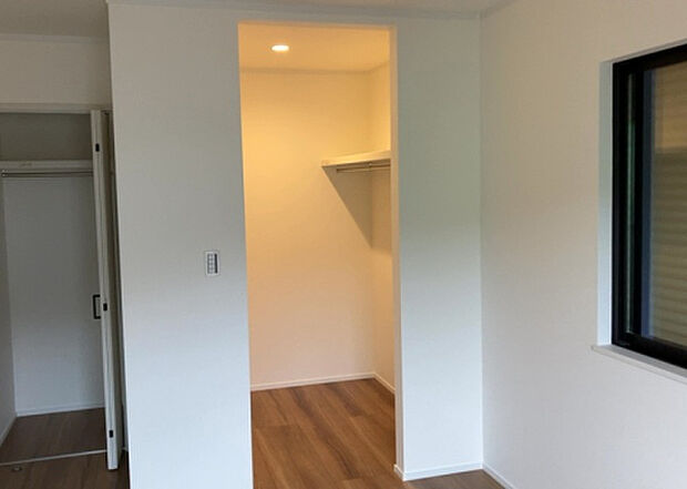 【ウォークインクローゼット】ウォークインクローゼットがあれば、クローゼット内でコーディネートが完成できますし、季節の変わり目に行う衣替えの手間も省けます。また、スーツケースなど大きいものもしまうことができ使い勝手がよいです。