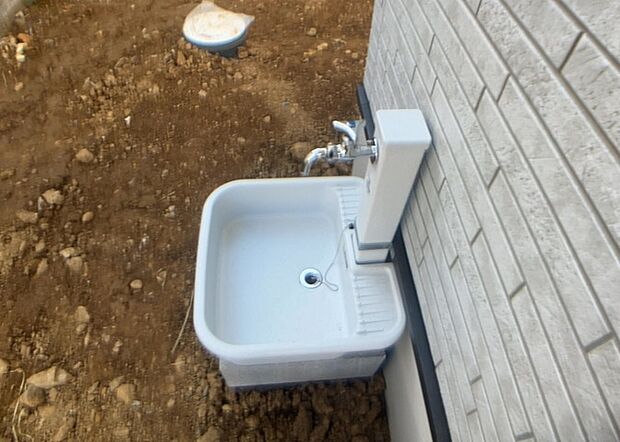 【外水栓】外水栓は、庭の水やりや洗車など、様々な用途に使える便利な設備です。ホースがしっかりと接続できるもの、水圧が安定しているものなど、使い勝手の良いものを選びましょう。また、凍結防止機能が付いているものなら、冬場でも安心して使用できます。