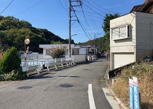 【物件からの展望_2】眺望を気にして物件を探す場合、前面に建物が建っていないか現地で確認しましょう!前面に建物があると景色はもちろん、日当たりや風通しにも影響が出てきます。住んだ時のことを想像しながら現地見学をしましょう。