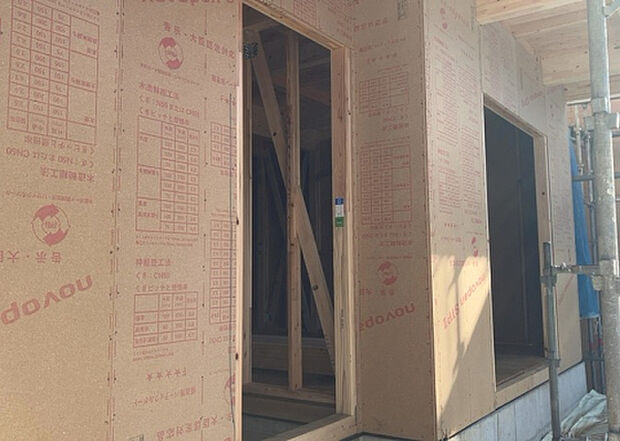 【玄関】玄関は家の顔でもあり、家族以外の目にも止まる場所です。玄関は外との間を仕切る扉、靴などをしまっておく収納スペース、靴脱ぎのたたきスペース、来客とのやり取りをするドアホンなど複数のアイテムからなります。