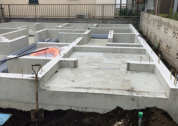 【構造・工法・仕様_2】ベタ基礎とは、柱の位置に関係なく全体に基礎がある事を指し、面積が大きい分建物の重さを全体に分散できます。また、地面からの湿気や害虫を遮断でき、木造住宅で心配されるシロアリ被害を防ぐ効果も期待できます。