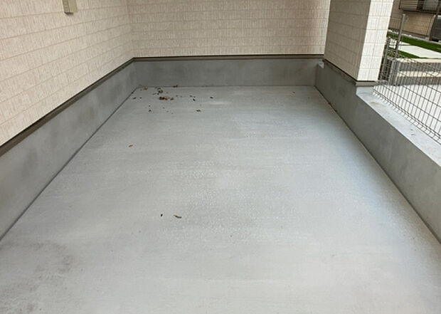 【駐車場】駐車場と明記されていても、最小スペースでつくられた駐車場だと大型車は駐車できなかったり、出入りしにくくなったりする可能性があります。お車のサイズと購入したい物件の駐車場のサイズを現地で確認しましょう。