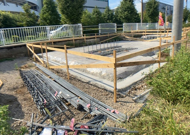 【構造・工法・仕様_2】ベタ基礎とは、柱の位置に関係なく全体に基礎がある事を指し、面積が大きい分建物の重さを全体に分散できます。また、地面からの湿気や害虫を遮断でき、木造住宅で心配されるシロアリ被害を防ぐ効果も期待できます。