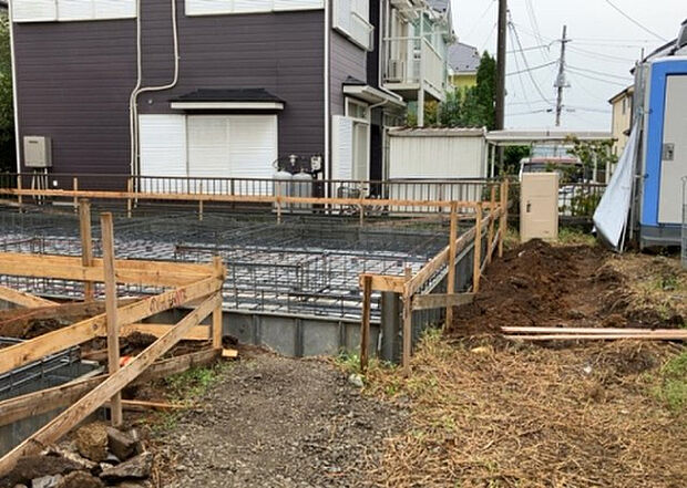 【庭_2】庭のある家に住むことのメリットとして、子どもたちの遊び場を確保できること、ガーデニングや家庭菜園を楽しめること、明るさを確保できることがあります。また、配置を工夫することでプライバシーが確保できます。