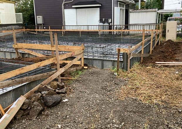 【玄関】玄関は家の顔でもあり、家族以外の目にも止まる場所です。玄関は外との間を仕切る扉、靴などをしまっておく収納スペース、靴脱ぎのたたきスペース、来客とのやり取りをするドアホンなど複数のアイテムからなります。