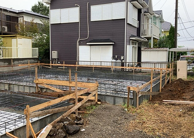 【玄関_2】玄関は、狭すぎると複数人で使いにくく、広すぎても無駄な空間になりがちです。最低2畳を目安にして、家の広さとの兼ね合いや家族の人数を考慮して決めるとよいでしょう。現地を見学して快適な玄関を選びましょう!