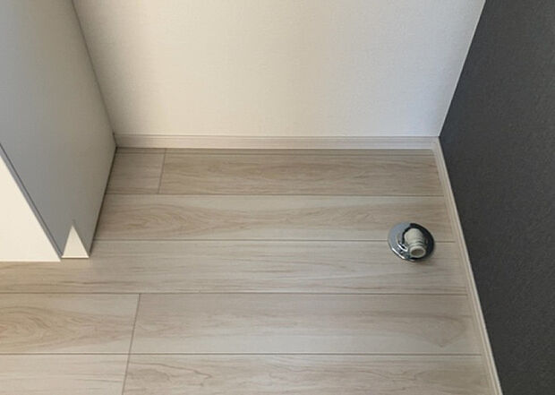 【ランドリースペース】ランドリースペースも気になります。洗濯機置場があり「洗う、干す、取り込む、アイロンがけ、たたむ」など、洗濯に関する家事をするための空間です。広さや収納など付帯設備も含めて、詳細は現地でご確認ください。