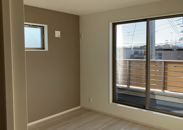 【洋室】洋室のメリットは重い家具が置きやすく、身の回りが整理しやすいことです。 床がフローリングのため畳とは異なり凹みにくいです。 クローゼットなど収納が豊富で、普段使わない旅行カバンや服の整頓も簡単にです。