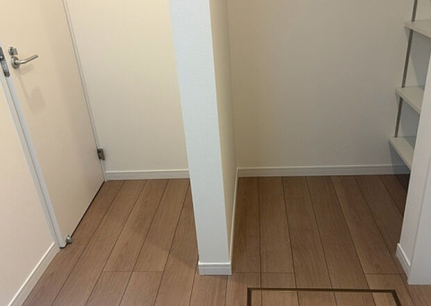 【脱衣場】多くの戸建て住宅で見かける洗面脱衣所は、洗面台と洗濯機が2畳ほどのスペースに並べられていて、洗面所が脱衣所を兼ね備えている間取りが一般的です。お客様が利用することもある、パブリックな空間でもあります。