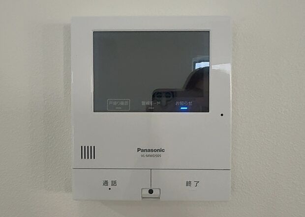 【ＴＶモニター付きインターホン】TVモニター付きインターホンは、来訪者の顔を確認できるだけでなく、音声でやり取りすることもできるため、セキュリティ面で安心できる設備です。モニター画面が大きく見やすいもの、夜間でも来訪者をしっかりと確認できるものなど、機能性を重視したいところです。