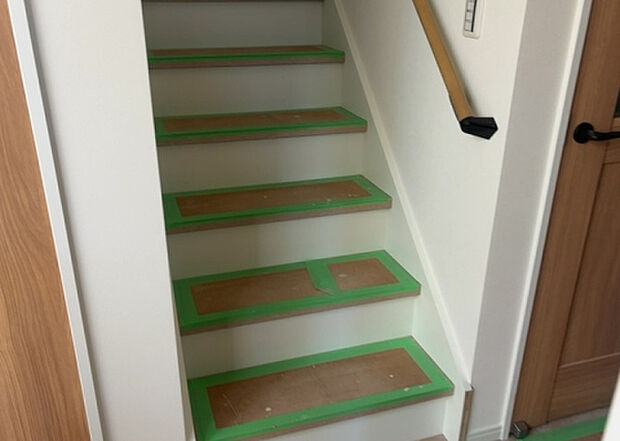 【内装】建物の上下階の通路である階段は、その位置によって動線や室内の印象が大きく左右されます。手摺にも重要な役割があり、転倒の防止・歩行や動作を円滑にして日常生活を支えることを主な目的として設置されています。