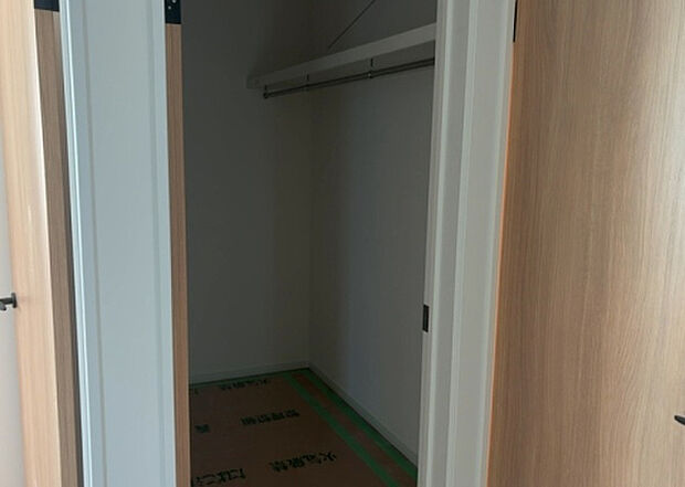 【ウォークインクローゼット】ウォークインクローゼットがあれば、クローゼット内でコーディネートが完成できますし、季節の変わり目に行う衣替えの手間も省けます。また、スーツケースなど大きいものもしまうことができ使い勝手がよいです。