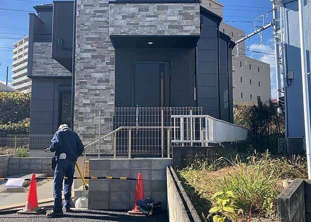 【外水栓】外水栓は、庭の水やりや洗車など、様々な用途に使える便利な設備です。ホースがしっかりと接続できるもの、水圧が安定しているものなど、使い勝手の良いものを選びましょう。また、凍結防止機能が付いているものなら、冬場でも安心して使用できます。