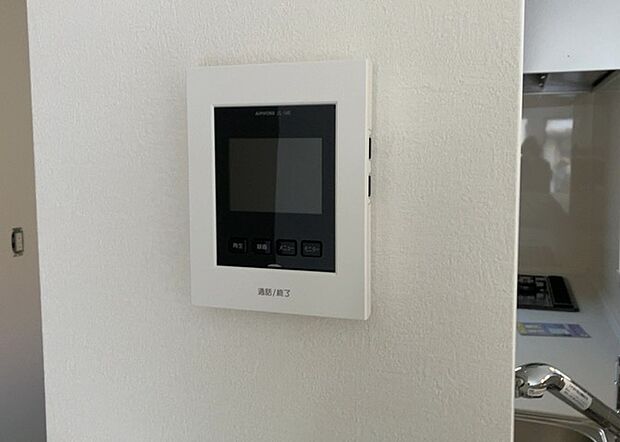 【TVモニター付きインターホン】TVモニター付きインターホンは、来訪者の顔を確認できるだけでなく、音声でやり取りすることもできるため、セキュリティ面で安心できる設備です。モニター画面が大きく見やすいもの、夜間でも来訪者をしっかりと確認できるものなど、機能性を重視したいところです。