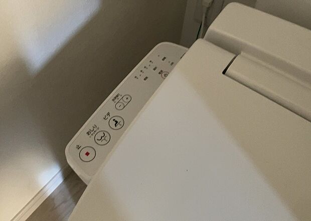 【ウォシュレット(リモコン)】ウォシュレットは、衛生面だけでなく、快適性も向上させる便利な設備です。洗浄機能の種類や水温調節機能など、様々な機能が付いたものが多くあります。リモコンも、操作が簡単で、使いやすいものを選びましょう。