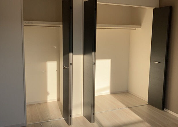【ウォークインクローゼット】ウォークインクローゼットがあれば、クローゼット内でコーディネートが完成できますし、季節の変わり目に行う衣替えの手間も省けます。また、スーツケースなど大きいものもしまうことができ使い勝手がよいです。