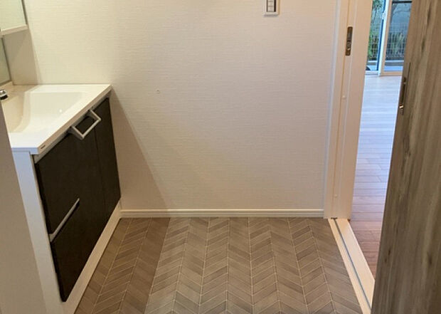 【脱衣場】多くの戸建て住宅で見かける洗面脱衣所は、洗面台と洗濯機が2畳ほどのスペースに並べられていて、洗面所が脱衣所を兼ね備えている間取りが一般的です。お客様が利用することもある、パブリックな空間でもあります。