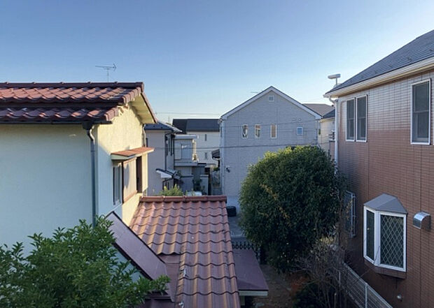 【物件からの展望】眺望を気にして物件を探す場合、前面に建物が建っていないか現地で確認しましょう！前面に建物があると景色はもちろん、日当たりや風通しにも影響が出てきます。住んだ時のことを想像しながら現地見学をしましょう。