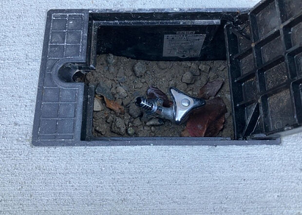 【その他設備】敷地内には、散水栓や立水栓があります。水道水を直接利用できるため、水を運ぶ手間を省くことが出来ます。大量の水を必要とする洗車作業や清掃などに役立ちます。その他設備とあわせて、現地でご確認ください。