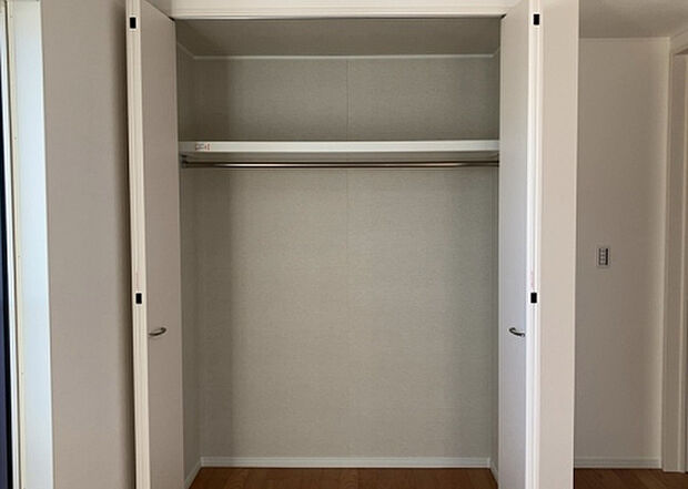 【ウォークインクローゼット】ウォークインクローゼットがあれば、クローゼット内でコーディネートが完成できますし、季節の変わり目に行う衣替えの手間も省けます。また、スーツケースなど大きいものもしまうことができ使い勝手がよいです。