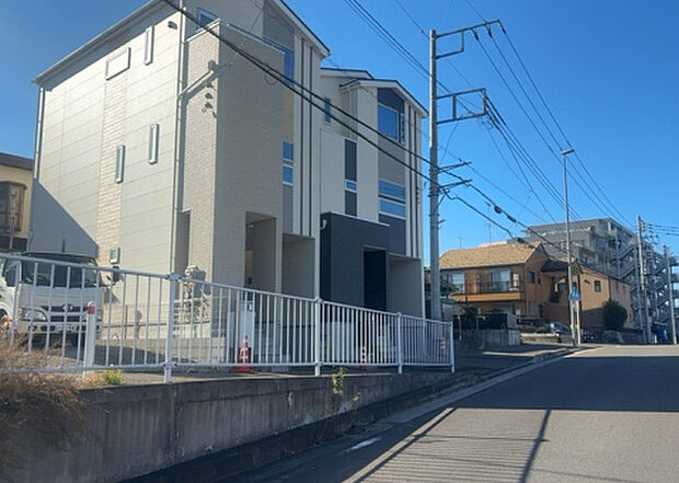 【前面道路含む現地写真_2】お持ちの車種によっては前面道路が広い方が便利でしょう。しかし、前面道路が広ければその分交通量が多くなるため、騒音などが気になる場合があります。実際に現地を見学し、周辺交通量や騒音などを確認しましょう!