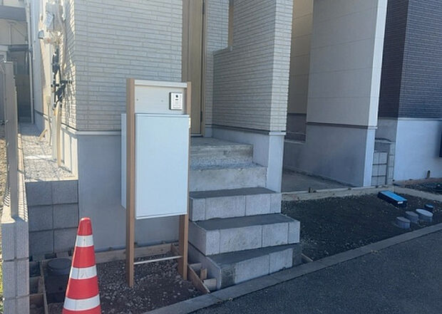 【庭】庭があることでガーデニングや家庭菜園はもちろん、こどもの遊び場やペットを放して遊ぶことができます。また、家の周囲に余裕があるということです。隣地との間があれば、十分な日当たりと、風通しが確保できます。