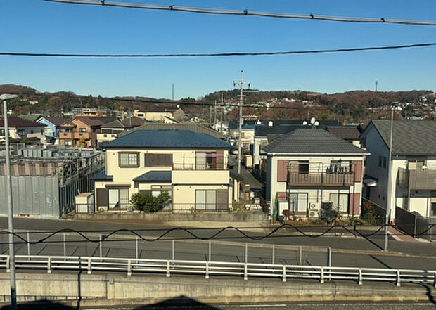 【物件からの展望】眺望を気にして物件を探す場合、前面に建物が建っていないか現地で確認しましょう!前面に建物があると景色はもちろん、日当たりや風通しにも影響が出てきます。住んだ時のことを想像しながら現地見学をしましょう。