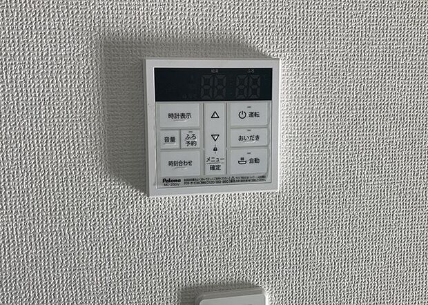 【給湯器リモコン】給湯器リモコンは、お風呂の温度設定やタイマー設定など、お風呂を快適に楽しむために欠かせないものです。液晶画面が大きく見やすいもの、操作ボタンが分かりやすいものなど、使いやすさが重要です。また、エコ機能が付いているものなら、光熱費の節約にもつながります。