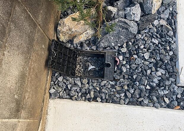 【外水栓】外水栓は、庭の水やりや洗車など、様々な用途に使える便利な設備です。ホースがしっかりと接続できるもの、水圧が安定しているものなど、使い勝手の良いものを選びましょう。また、凍結防止機能が付いているものなら、冬場でも安心して使用できます。