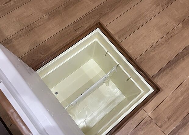 【キッチン床下収納】キッチン床下収納は、調理器具や食器などをスッキリと収納できる便利なスペースです。収納量が多いもの、引き出しがスムーズに開閉するものなど、使い勝手の良いものを選ぶことが大切です。また、湿気がこもりやすい場所なので、通気性の良いものを選ぶこともおすすめです。