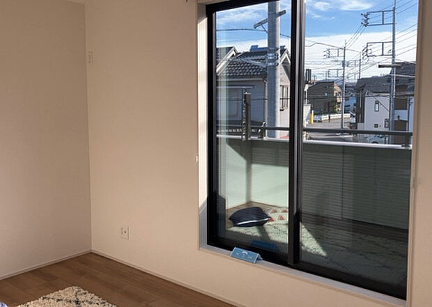 【洋室】洋室のメリットは重い家具が置きやすく、身の回りが整理しやすいことです。 床がフローリングのため畳とは異なり凹みにくいです。 クローゼットなど収納が豊富で、普段使わない旅行カバンや服の整頓も簡単にです。