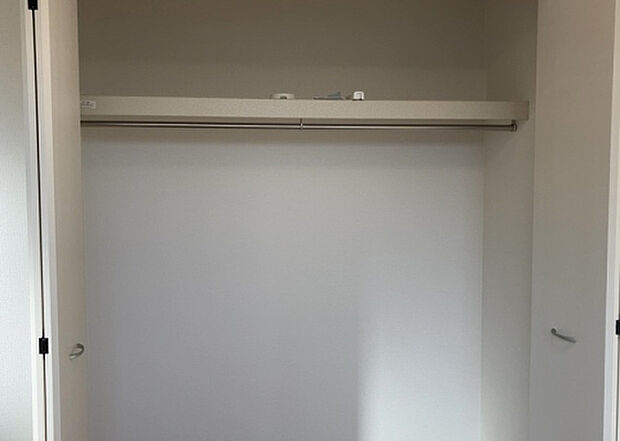 【ウォークインクローゼット】ウォークインクローゼットがあれば、クローゼット内でコーディネートが完成できますし、季節の変わり目に行う衣替えの手間も省けます。また、スーツケースなど大きいものもしまうことができ使い勝手がよいです。