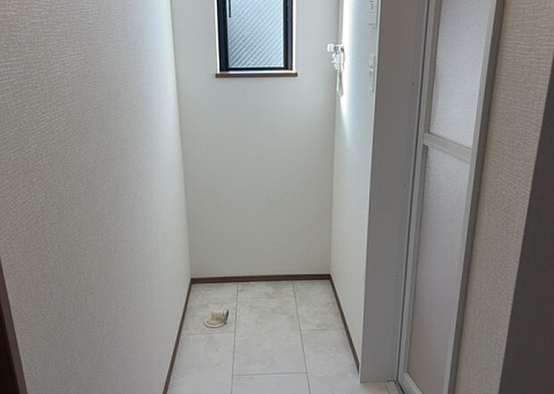 【ランドリースペース】ランドリースペースも気になります。洗濯機置場があり「洗う、干す、取り込む、アイロンがけ、たたむ」など、洗濯に関する家事をするための空間です。広さや収納など付帯設備も含めて、詳細は現地でご確認ください。