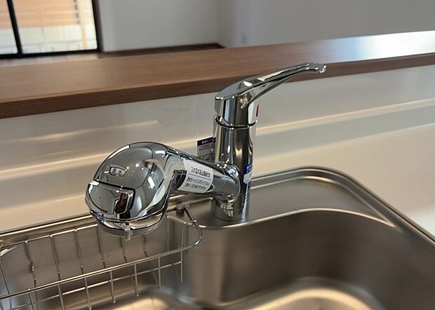【キッチン水栓】キッチン水栓は、毎日必ず使うものだからこそ、使いやすさが重要です。シャワーヘッドの切り替えがスムーズか、吐水量が調節できるか、水しぶきが飛び散りにくい構造か、浄水機能が付いているかなど、日々の家事を快適にするための機能が数多くあります。また、デザインも多種多様なので、キッチン全体の雰囲気に合わせたものを選ぶことができます。