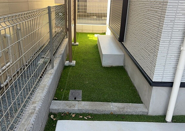 【庭】庭があることでガーデニングや家庭菜園はもちろん、こどもの遊び場やペットを放して遊ぶことができます。また、家の周囲に余裕があるということです。隣地との間があれば、十分な日当たりと、風通しが確保できます。