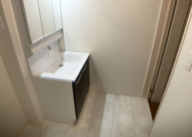 【脱衣場】多くの戸建て住宅で見かける洗面脱衣所は、洗面台と洗濯機が2畳ほどのスペースに並べられていて、洗面所が脱衣所を兼ね備えている間取りが一般的です。お客様が利用することもある、パブリックな空間でもあります。