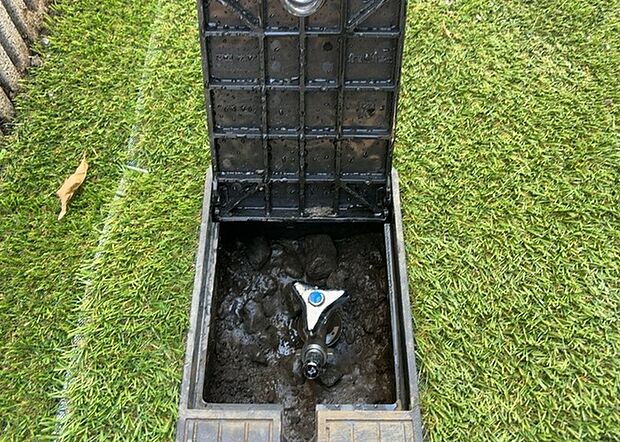 【外水栓】外水栓は、庭の水やりや洗車など、様々な用途に使える便利な設備です。ホースがしっかりと接続できるもの、水圧が安定しているものなど、使い勝手の良いものを選びましょう。また、凍結防止機能が付いているものなら、冬場でも安心して使用できます。