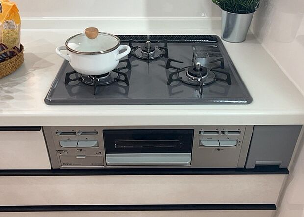 【キッチンコンロ】キッチンコンロは、料理の質を大きく左右する重要な設備です。火力調整のしやすさ、グリル機能の有無、安全装置の充実度など、選ぶポイントがたくさんあります。特に、IHクッキングヒーターは、お手入れのしやすさや安全性が高く、近年人気が高まっています。